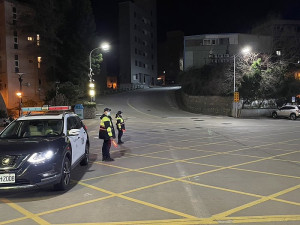 　因應返鄉人潮增加，可能不熟悉科技執法規範，縣警局正加強清水廣場守望勤務，提醒駕駛勿違停、共同守護交安，平安過新年。（圖：連江縣警察局）