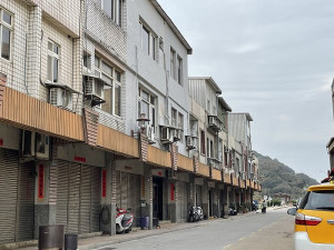 　年假長達10天，北竿塘岐及坂里兩村有近三分之一住戶舉家赴台過年。（圖／文：陳鵬雄）