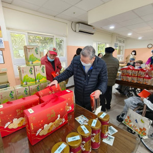 大同之家年貨大街開賣,從服飾、禮盒等年節貨品陳列滿桌,長者穿新衣、買年貨,歡喜過春節,共享大家庭年慶。(圖:大同之家)