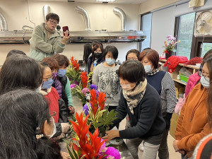 衛福局、婦女會新年期間提供家庭婦女用鮮花、盆景手作妝點居家,增添喜氣。(圖:婦女會、馮紹夫)