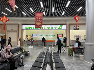 台馬20日小年夜空運交通順暢,民航局長林國顯等一行到場了解,並向縣府、立委陳雪生在台北松山機場設立鄉親服務處工作人員致意。(圖:交旅局、馮紹夫)
