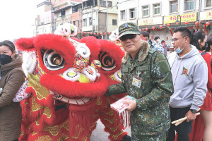 　指揮官與醒獅社合影。（圖：林家豪）