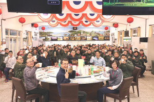 　指揮官與官兵於餐會活動合影。（圖：林家豪）