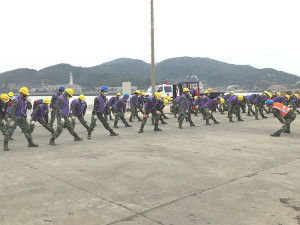 運輸連幹部帶領防區官兵實施作業前暖身。(圖:邱庭誼)