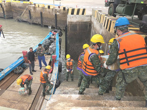 運輸連幹部帶領防區公差實施物資轉運。(圖:邱庭誼)