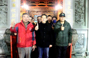 　停辦2年，馬祖境天后搶頭香、送金幣人氣依舊，軍民不畏寒風冷雨前往參加；縣長王忠銘、指揮官陳文星主持開宮門並發放創意小紅包。（圖／文：曹重偉）