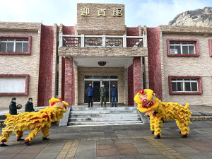 　大年初一北竿地區在塘岐迎賓館前廣場舉辦軍民新春團拜活動。（圖／文：陳鵬雄）