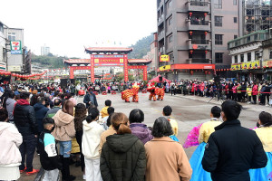 　停辦3年的春節團拜暨遊藝活動恢復舉辦，擋不住鄉親找尋兒少美好回憶熱潮，介壽廣場重現久違的圍觀人潮成一圈的盛況。（圖／文：曹重偉）