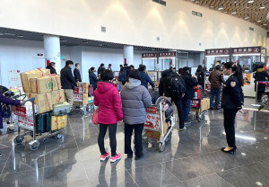 連假近尾聲,地區28日執行農曆年後首次「小三通」春節專案,不論出入境旅客都攜帶大量行李,形成人人推著一大車的有趣景象。(圖/文:曹重偉)