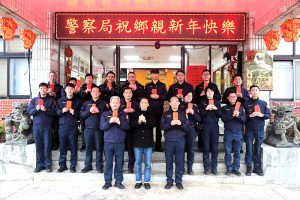 　大年除夕，縣長王忠銘當天下午4時前往警察、消防、港務等單位慰勞第一線值班人員，力求運作穩健，讓鄉親平安過好年。（圖／文：曹重偉）