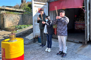 西引島忠義廟進行修繕工程,眾神明暫以貨櫃做為臨時宮廟及舉行擺暝,鄉公所秘書林蕙瑾、鄉民代表會副主席劉家宏等人前往參拜上香,祈求合境平安。(圖:東引鄉公所)