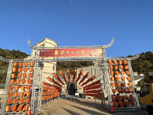 2023馬祖擺暝文化祭活動北竿主辦后澳村入口風燈隧道完成架設,2日晚間正式點燈。(圖/文:陳鵬雄)