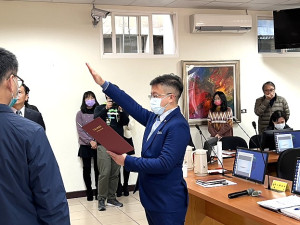 東引國中小新任校長佈達及新卸任印信交接典禮,鄭子駿接任校長、卸任校長王禮民出任教育處長。(圖/文:馮紹夫)