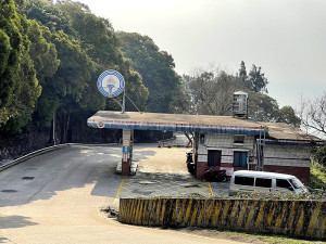 　北竿加油站設在主幹道上，受地形影響加油動線卡卡，地方各界盼規劃改善。（圖／文：陳鵬雄）