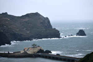 在內政部營建署經費支持下,連結東、西引島的連堤路面將進行整建改善,以提升道路整體品質。(圖/文:陳其敏)