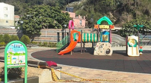 介壽白馬王公園兒童遊戲場春節前已完成改善,2月檢驗核可備查後開放,目前採取有圍籬警示,張貼公告提醒家長為顧及孩童安全。(圖:連江縣政府工務處)
