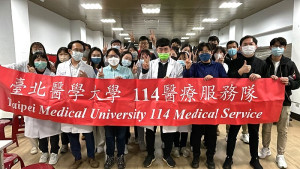 北醫114醫療服務隊2023冬令義診抵達莒光為鄉親服務,深受鄉親喜愛。(圖/文:宋幸儒)