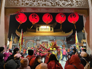 　后澳楊公八使宮2日晚間舉辦「上彩暝」點燈儀式，象徵北竿元宵活動正式開跑。（圖／文：陳鵬雄）