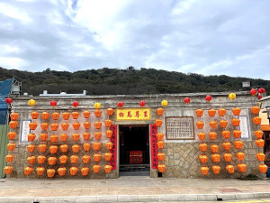 坂里十三暝燒馬糧特色元宵文化活動今天熱鬧上場，坂里大宅搖身一變成為白馬尊王擺暝行宮。（圖／文：陳鵬雄）