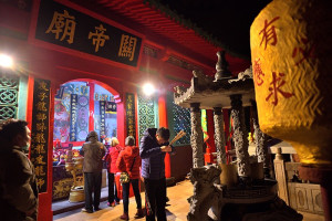 　東引鄉關帝廟「十三暝」，雖說天氣寒冷，仍有不少信眾前往上香，祈求平安。（圖／文：陳其敏）