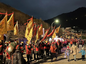 坂里十三暝3日晚間登場,為馬祖擺暝文化祭揭開序幕,全村歡騰的熱鬧景象與特色燒馬糧習俗,讓遊客大呼精彩。(圖/文:馮紹夫)