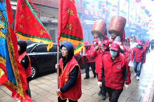 　馬祖境天后宮4日下午吉時進行元宵遶境前的清道儀式，為今晚7時的元宵遶境暖場，也歡迎遊客鄉親、善男信女踴躍前往欣賞。（圖／文：曹重偉）