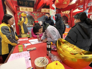 　橋仔多間宮廟4日推出神與人的鏈結活動，吸引鄉親遊客前往體驗。（圖／文：陳鵬雄）