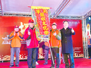 112年馬祖擺暝文化祭令旗交接儀式,后澳楊公八使宮主委陳貴忠將令旗轉交明年籌辦宮廟白沙境平水尊王廟主委張文財。(圖/文:馮紹夫)