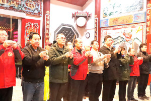 由王忠銘縣長主持擺暝祈福上香。（圖：鍾惟同）