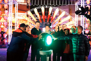 　由王忠銘縣長主持點燈儀式。（圖：鍾惟同）