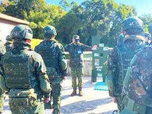 指揮官陳中將視導莒光部隊射擊訓練。(圖:陳柏村)