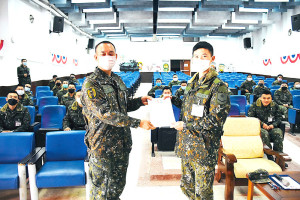 由副大隊長陳中校頒發結訓證書。(圖:陸柏熏)