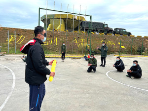 官兵參與團康活動實況。(圖:馬武群)