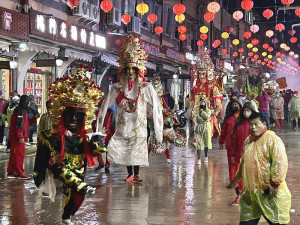 馬祖境天后宮元宵節遶境祈福不畏風雨準時登場,各陣頭及信眾淋雨走完全程,相當辛苦。(圖/文:曹重偉)