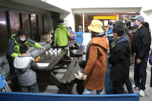 　北科大資財馬祖服務隊精心規劃夜市闖關活動，讓大小朋友一起參與同樂。（圖／文：吳嘉榮）