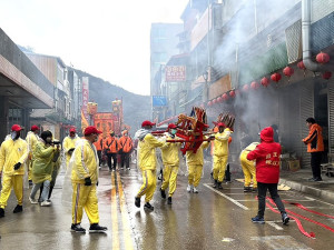 北竿元宵節宮廟大遶境,迎神隊伍巡香村莊,熱鬧非凡。(圖/文:馮紹夫)