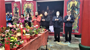 縣長王忠銘一行前往南竿鄉各宮廟敬香,祈求眾神明保佑馬祖闔境平安。(圖/文:吳嘉榮)