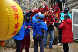 　東引鄉「白王爺」平安遶境活動，軍民不畏寒冷風雨，展現熱情與虔誠。（圖／文：陳其敏）