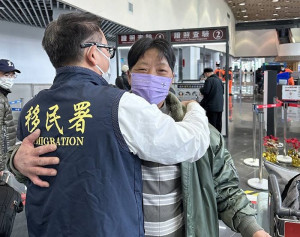 東引海難倖存船員侯小明經移民署協助6日搭乘小三通船舶返家,臨行前熱淚盈眶與國境分隊長施學文擁抱告別。(圖:移民署)