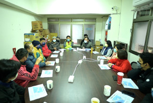 　連結東引島與西引島的中柱連堤路面將於2月10日開始施作，鄉公所邀集鄉民代表、村長、海淡廠人員、計程車業者及販售雜貨、蔬果的商家，進行說明及聽取意見。（圖／文：陳其敏）