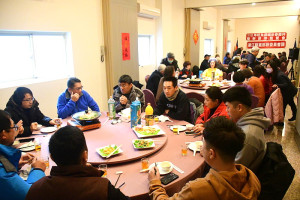 　國民黨連江縣黨部4日舉辦新春團拜，秘書長黃健庭代表主席來馬主持，與議長張永江等縣委員、黨代表、從政同志一同向馬祖鄉親拜年。（圖／文：曹重偉）