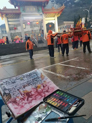 好活動不寂寞,基隆畫家賴炳華今年專程來馬取材,全程參加北竿擺暝文化祭,大家都對他衝鋒陷陣、勇敢在第一場景作畫的精神表示欽佩。(圖:陳登堯)