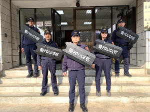 縣警局採購科技防具臂盾,對處理聚眾鬥毆或酒後滋事的突發事故,更有保障,堪稱執勤之最佳利器,確保同仁執勤安全。(圖:連江縣警察局)