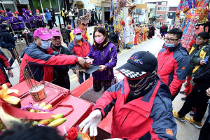 　東引鄉「白馬尊王」遶境祈福活動盛大登場，縣長王忠銘、副縣長陳冠人、縣府秘書長張龍德等人上香敬拜，祈求風調雨順、軍民平安。（圖／文：陳其敏）