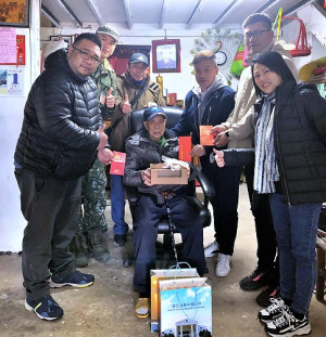 　東引鄉王才妹老先生93歲生日，鄉長林德建、鄉代表、村長等人親自到府祝賀，並代表縣長王忠銘贈送祝壽禮品，祝福生日快樂、健康久久。（圖：東引鄉公所）