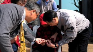 　復興村曹嫩妹90歲生日（上圖）、四維村陳奕蓮92歲生日（下圖），縣長王忠銘會同秘書長張龍德、鄉長林志東等登門祝壽及90歲以上才有的金戒指。（圖／文：曹重偉）
