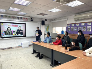 東莒派出所前往東莒國小進行反詐騙宣導講座。(圖/文:蔡夢玲)