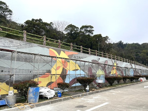 連江縣交通旅遊局改善南竿機場停車場堤壁景觀,展現馬祖特色,打造入境觀光新地標。(圖:交旅局、馮紹夫)