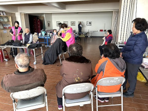 公益義剪又來囉!新住民家庭服務中心邀執業或有經驗新住民剪髮技術員組成義剪團隊,昨天來到鐵板社區為長者服務。(圖/文:曹重偉)