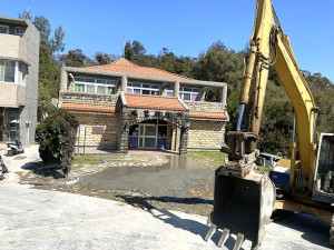 　東莒衛生所門前矮牆與山丘及巨石已移除，並進行地坪施作。（圖／文：蔡夢玲）